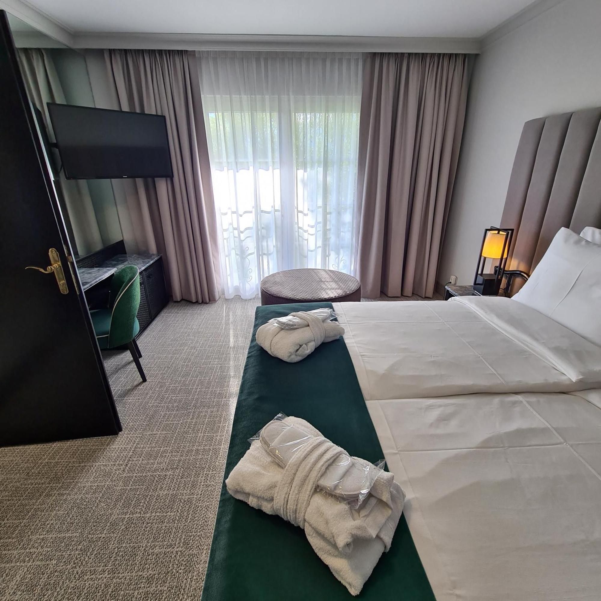 อีเวนท์โฮเทล พีราไมด์ Hotel โวเซนดอร์ฟ ภายนอก รูปภาพ